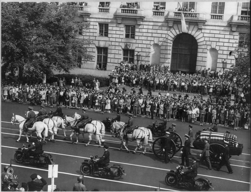 1280px-Franklin_Roosevelt_funeral_procession_1945.jpg