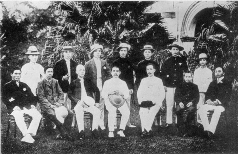 1280px-Sun_Yat_Sen_together_with_the_members_of_the_Singapore_Branch_of_Tongmen_Hui.png